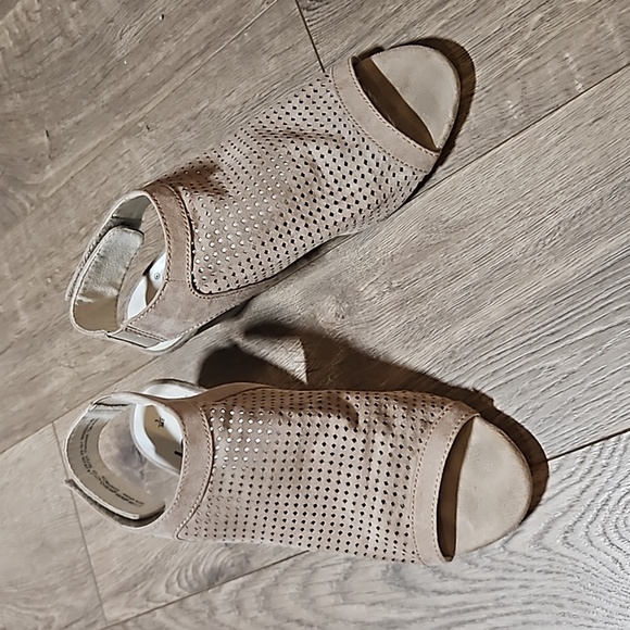 2/$15 Jana - Taupe Suede Peep Toe Heels - Sz 7.5 - Picture 1 of 4